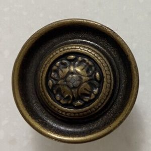 VINTAGE ANTIQUE BRASS FLORAL MEDALLION CABINET KNOBS / SET of 5 / XL SIZE / EUC